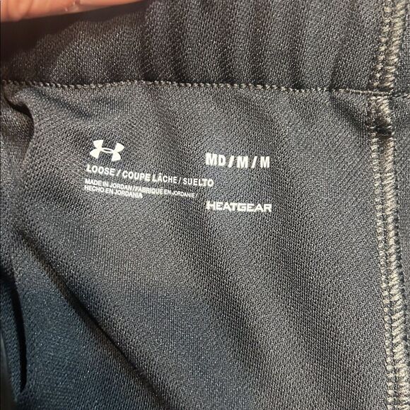 Under Armour Loose fit shorts size medium - Picture 3 of 5
